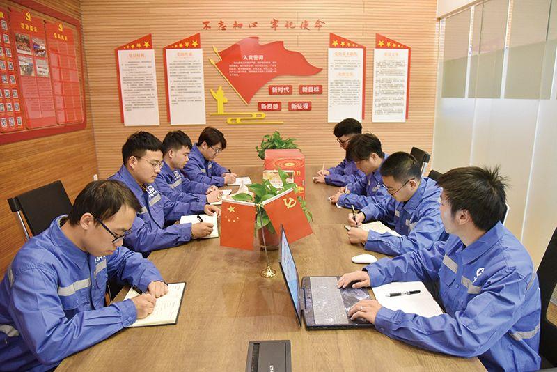 遠景目標催人奮進 凝心聚力堅韌前行——中國中鐵基層單位學習宣貫黨的十九屆五中全會精神掠影